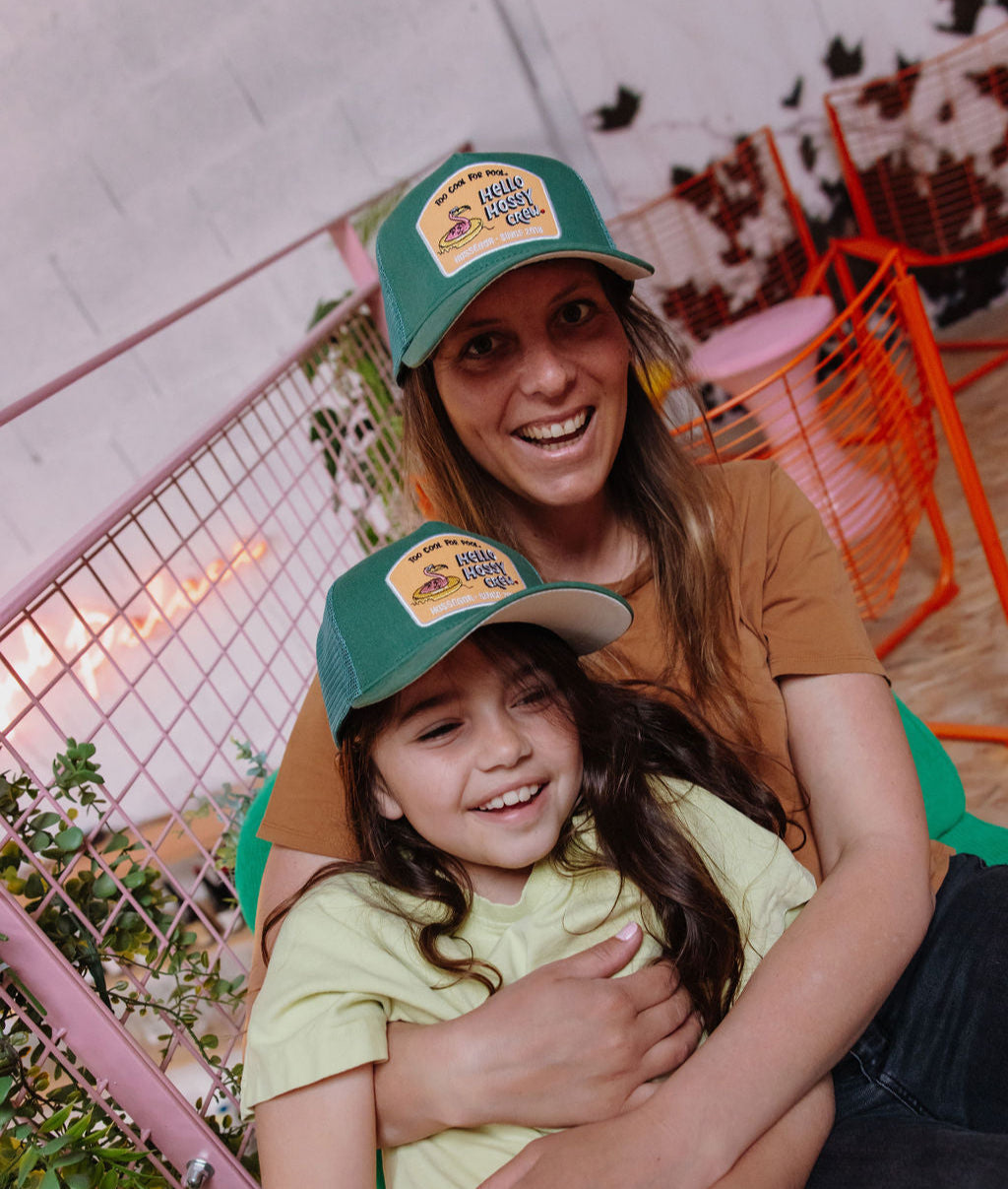 Duo mãe e filho bonés verdes com patch Hello Hossy