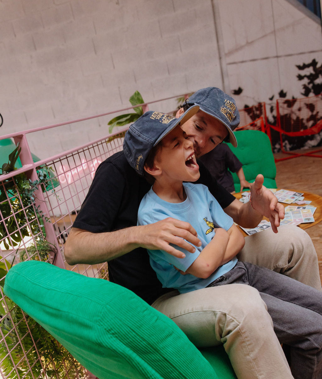 Duo pai e criança, bonés azuis com bordado e pala curva Hello Hossy
