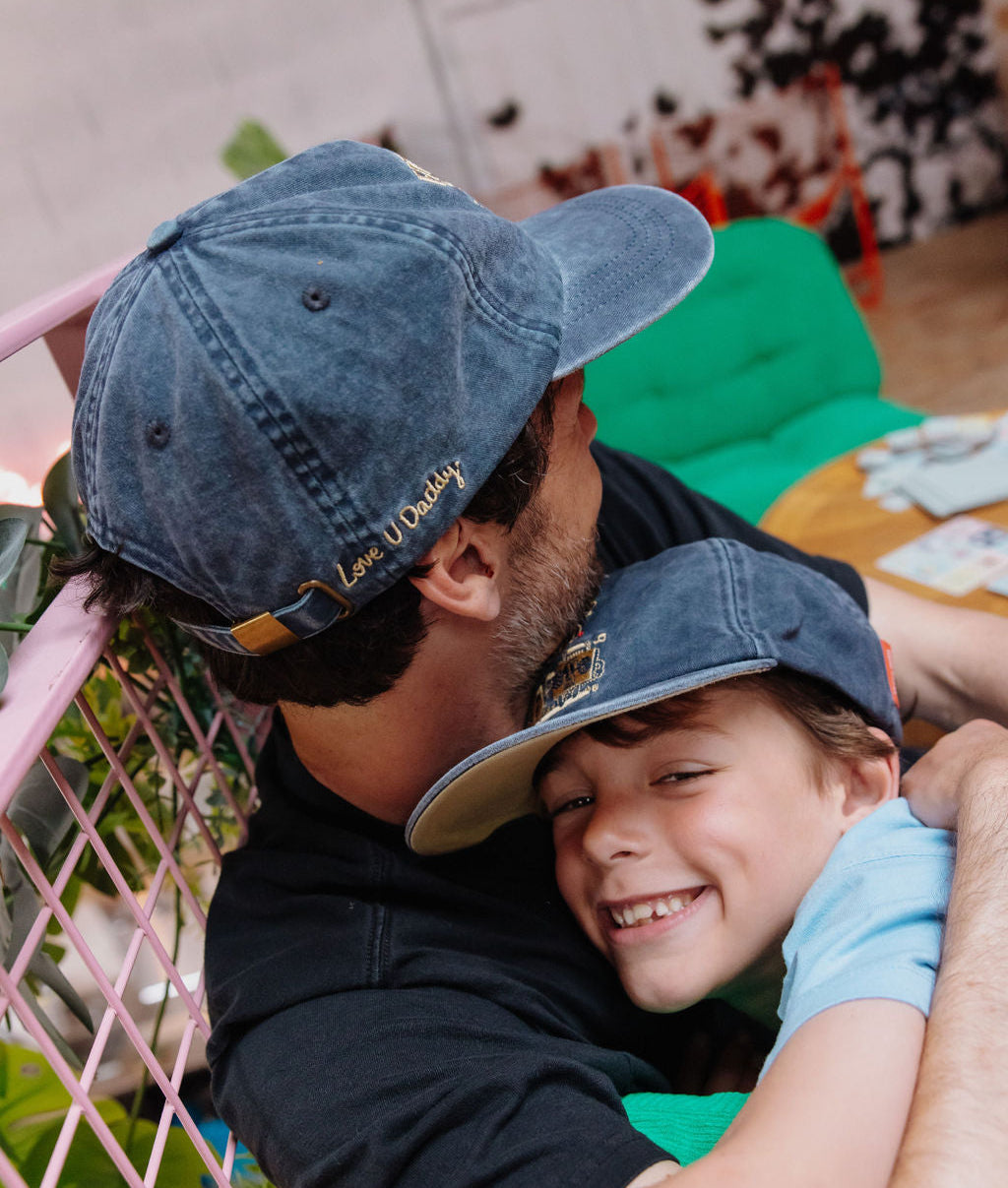 Boné infantil azul com detalhe bordado de família pai-criança, Hello Hossy