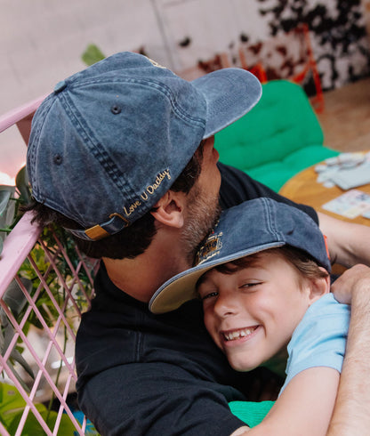 Boné infantil azul com detalhe bordado de família pai-criança, Hello Hossy