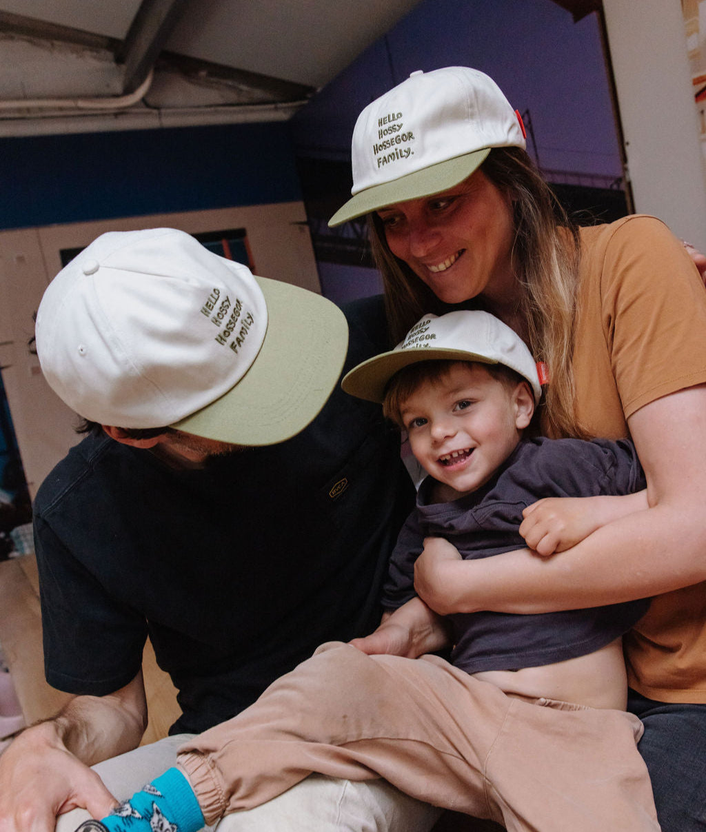 Família com bonés infantis brancos de pala verde Hello Hossy