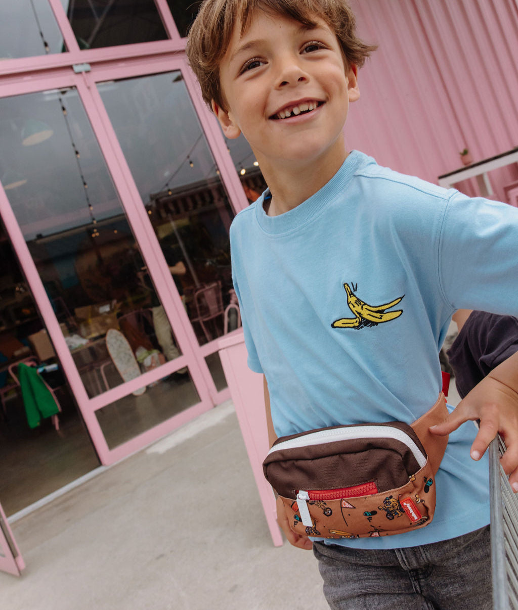 Bolsa de cintura infantil castanha com padrão de mascote de bicicleta, fecho branco Hello Hossy