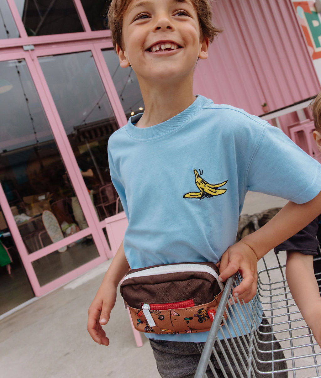 Bolsa de cintura infantil castanha com estampado de mascote e bicicleta Hello Hossy