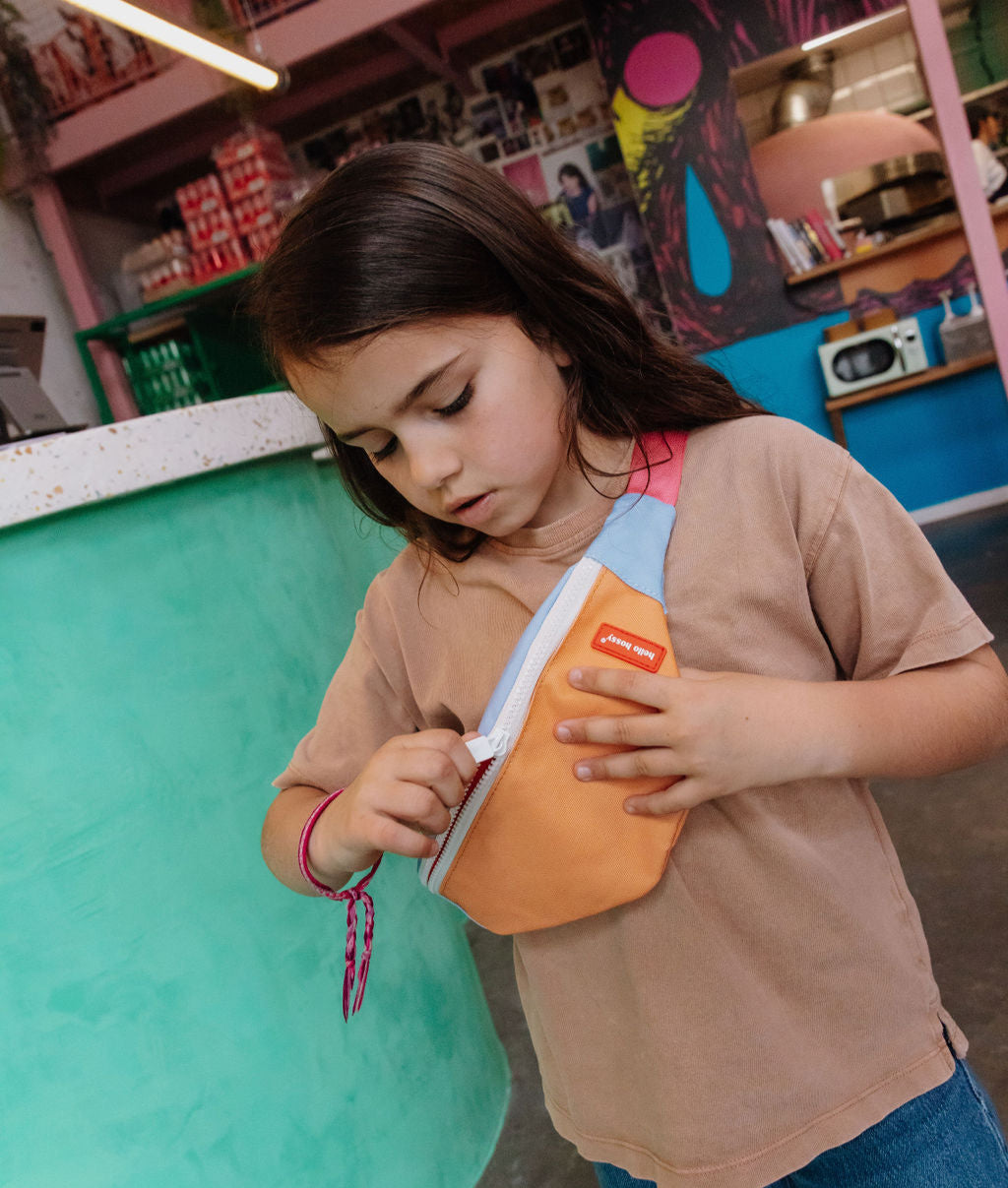 Bolsa de cintura para criança laranja bicolor com fecho branco e alça rosa Hello Hossy