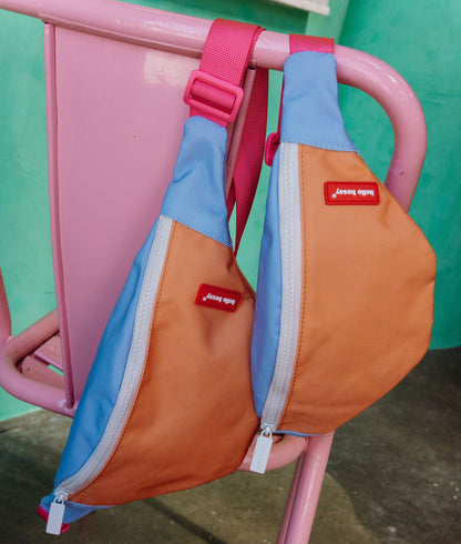 Bolsa de cintura infantil bicolor azul laranja fecho branco alça rosa Hello Hossy