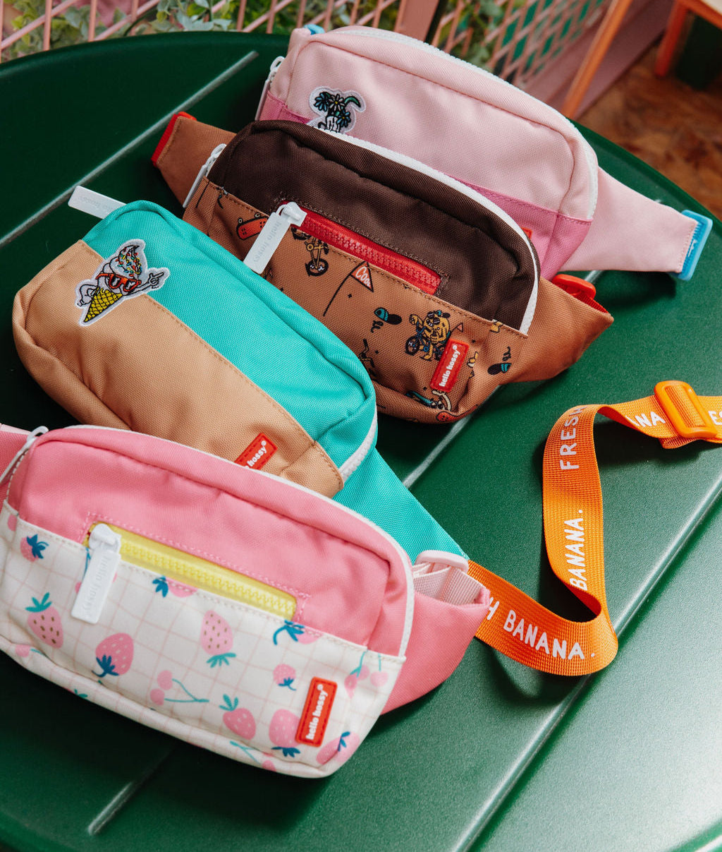 Bolsa de cintura infantil castanha com estampado de mascote de bicicleta e fecho vermelho Hello Hossy