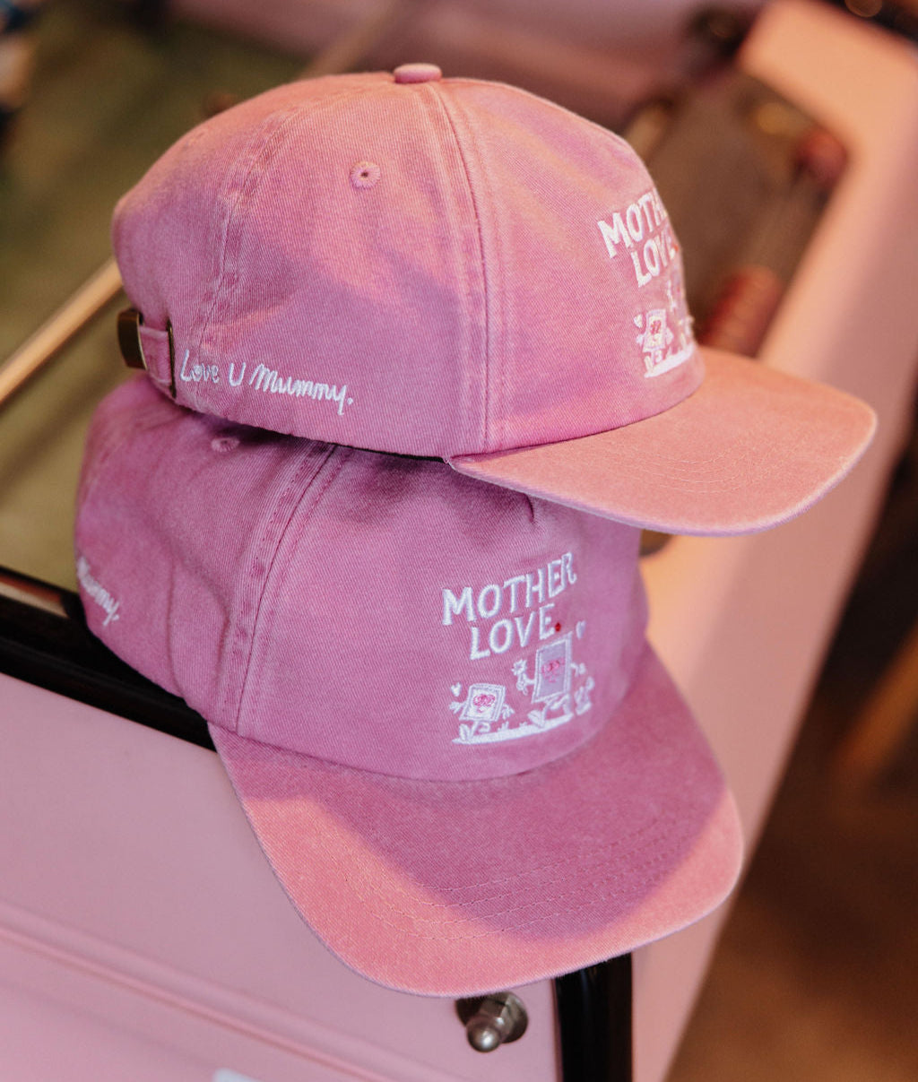 Boné infantil rosa com bordado de texto e pala curva Hello Hossy