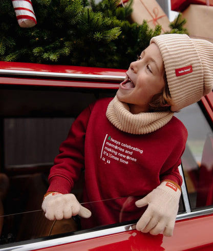 Gorro infantil creme às riscas com dobra e etiqueta vermelha Hello Hossy