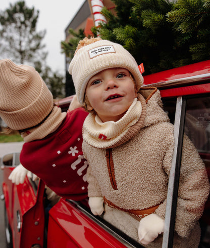 Gorro infantil bege com etiqueta cosida e rebordo canelado Hello Hossy