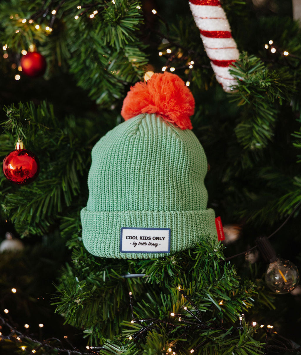Gorro infantil verde com pompom laranja, etiqueta Cool Kids Only Hello Hossy