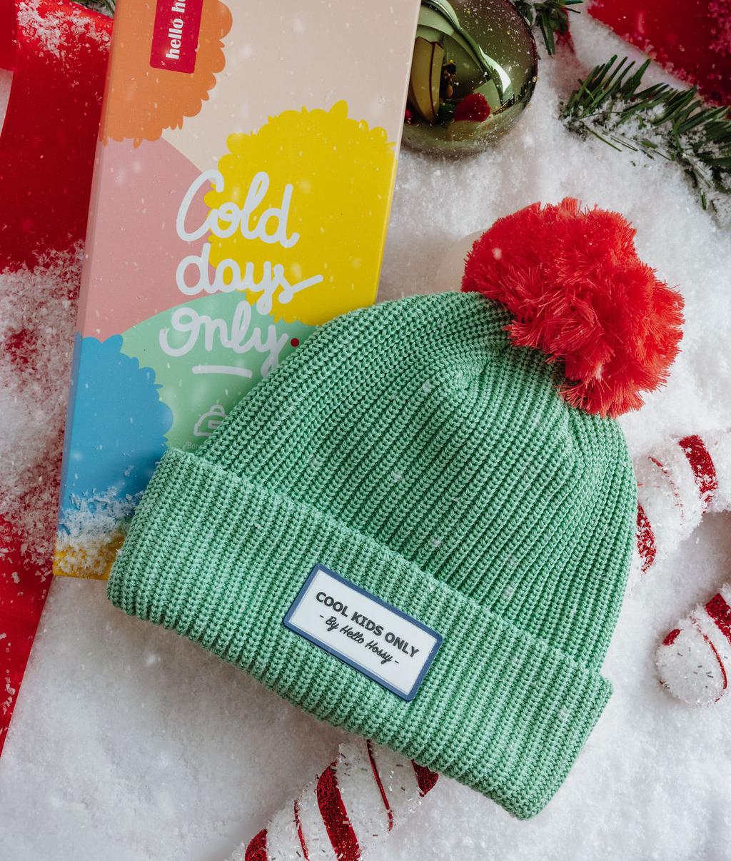 Gorro infantil verde com pompom vermelho e etiqueta Cool Kids Only Hello Hossy