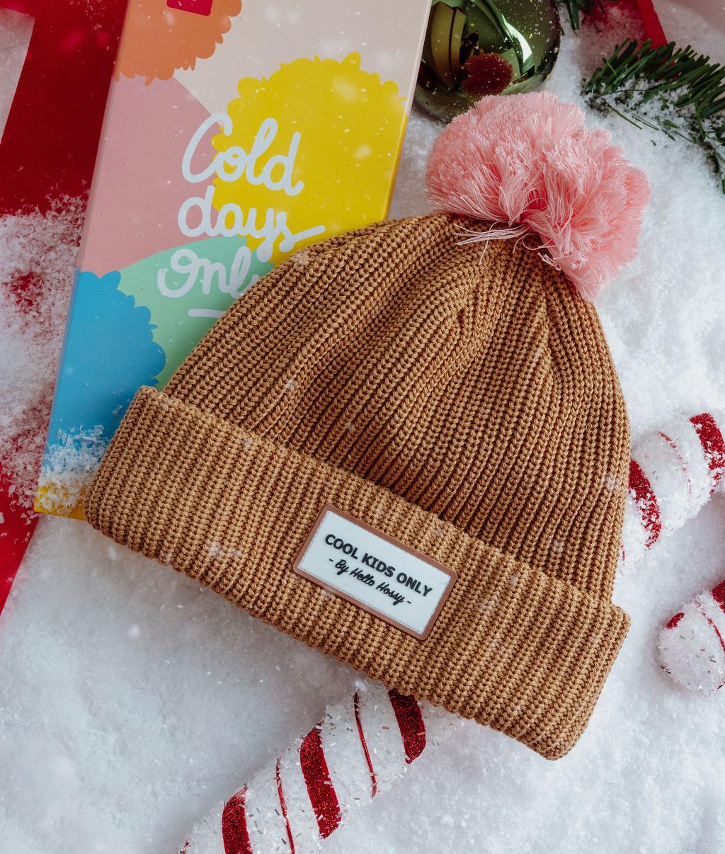 Gorro infantil castanho com pompom rosa e etiqueta cosida Cool Kids Only Hello Hossy