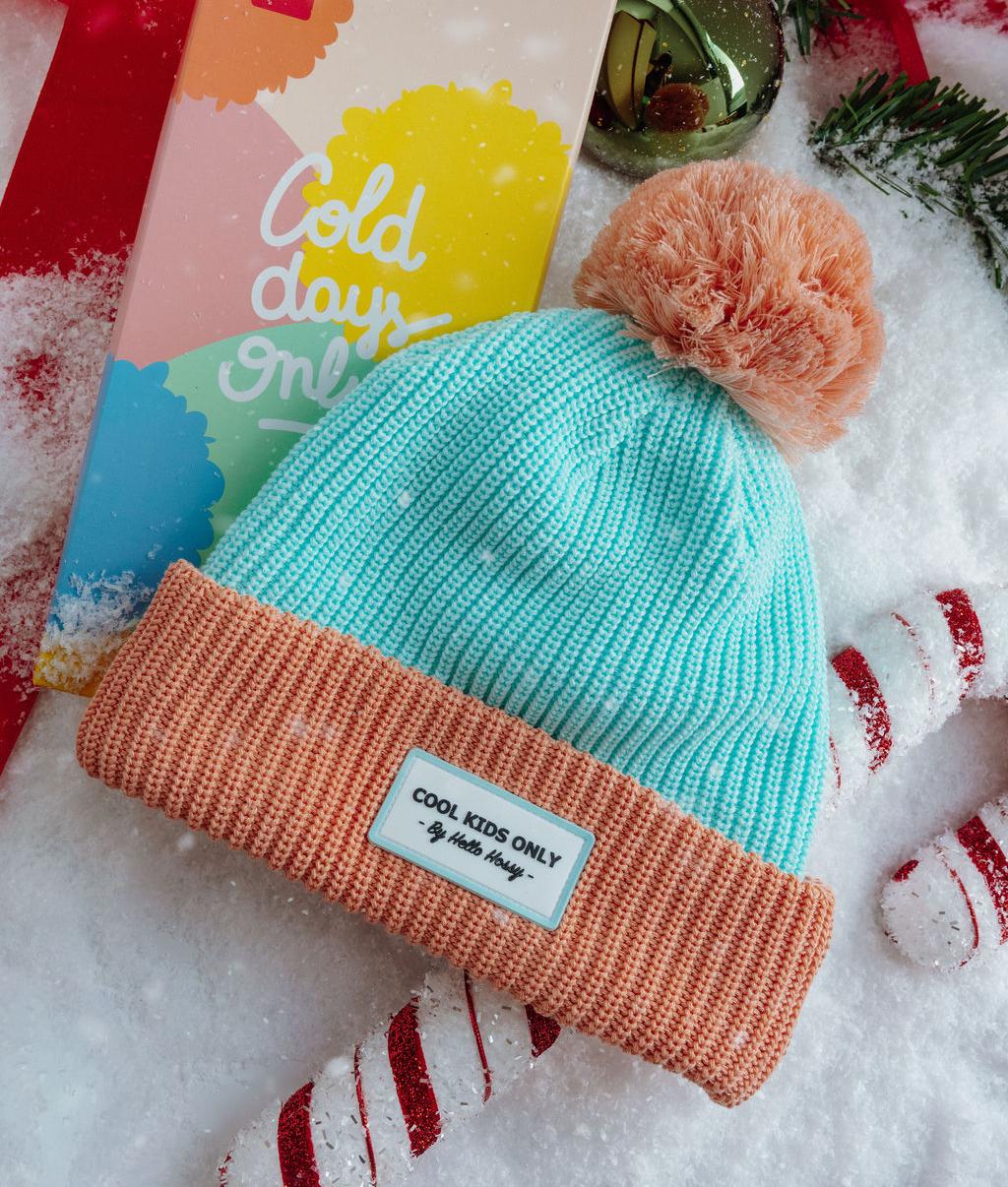 Gorro para criança azul e rosa, pompom rosa, etiqueta cosida, Cool Kids Only Hello Hossy