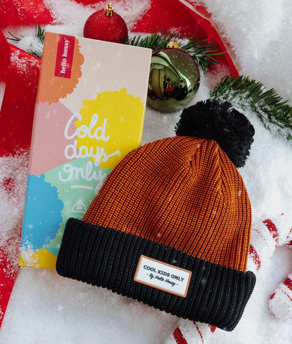 Gorro infantil bicolor castanho e preto, pompom preto, etiqueta cosida Hello Hossy