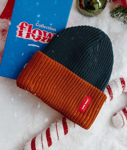 Gorro infantil azul e castanho com dobra larga e etiqueta cosida Hello Hossy