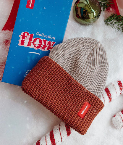 Gorro infantil cinzento e castanho com dobra larga e etiqueta cosida, Hello Hossy