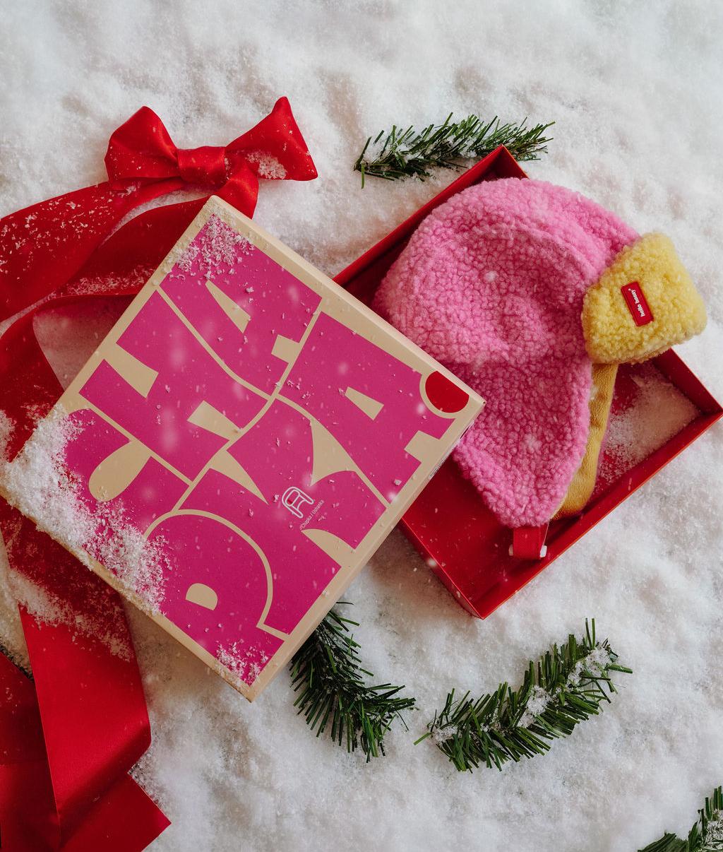 Gorro russo infantil rosa e amarelo com abas para as orelhas e etiqueta vermelha Hello Hossy