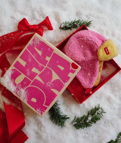 Gorro russo infantil rosa e amarelo com abas para as orelhas e etiqueta vermelha Hello Hossy