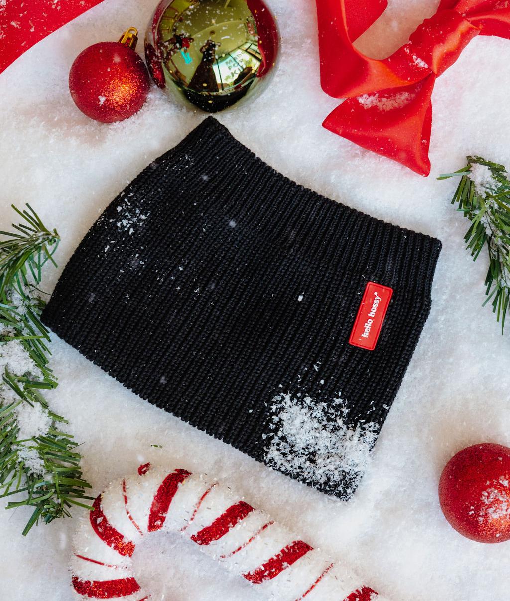 Snood infantil preto em malha canelada com etiqueta vermelha Hello Hossy