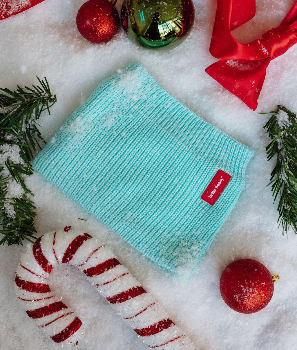 Snood infantil azul em malha canelada, etiqueta vermelha Hello Hossy