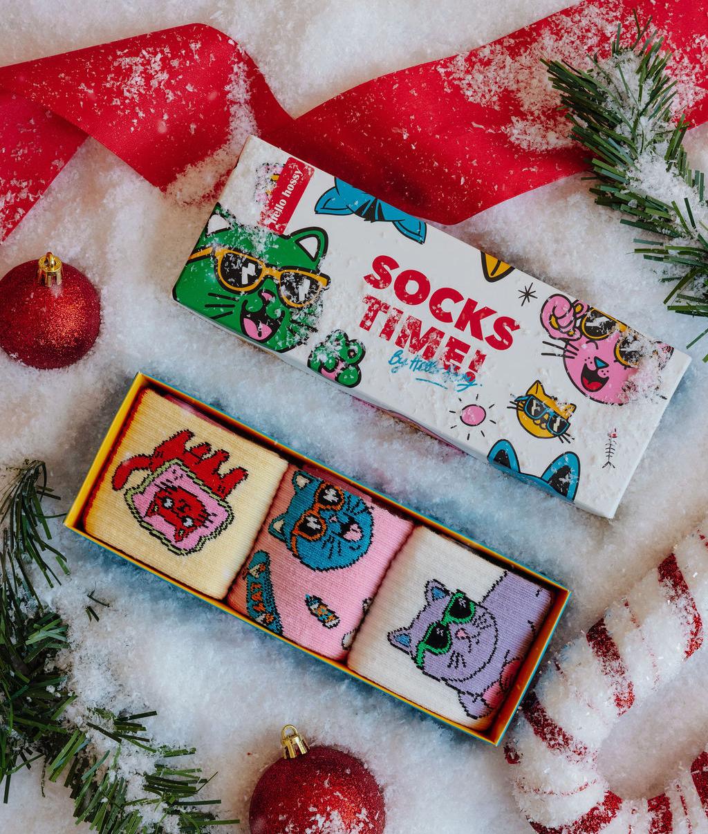 Pack de meias infantis com padrões de gatos coloridos, três pares em caixa Hello Hossy