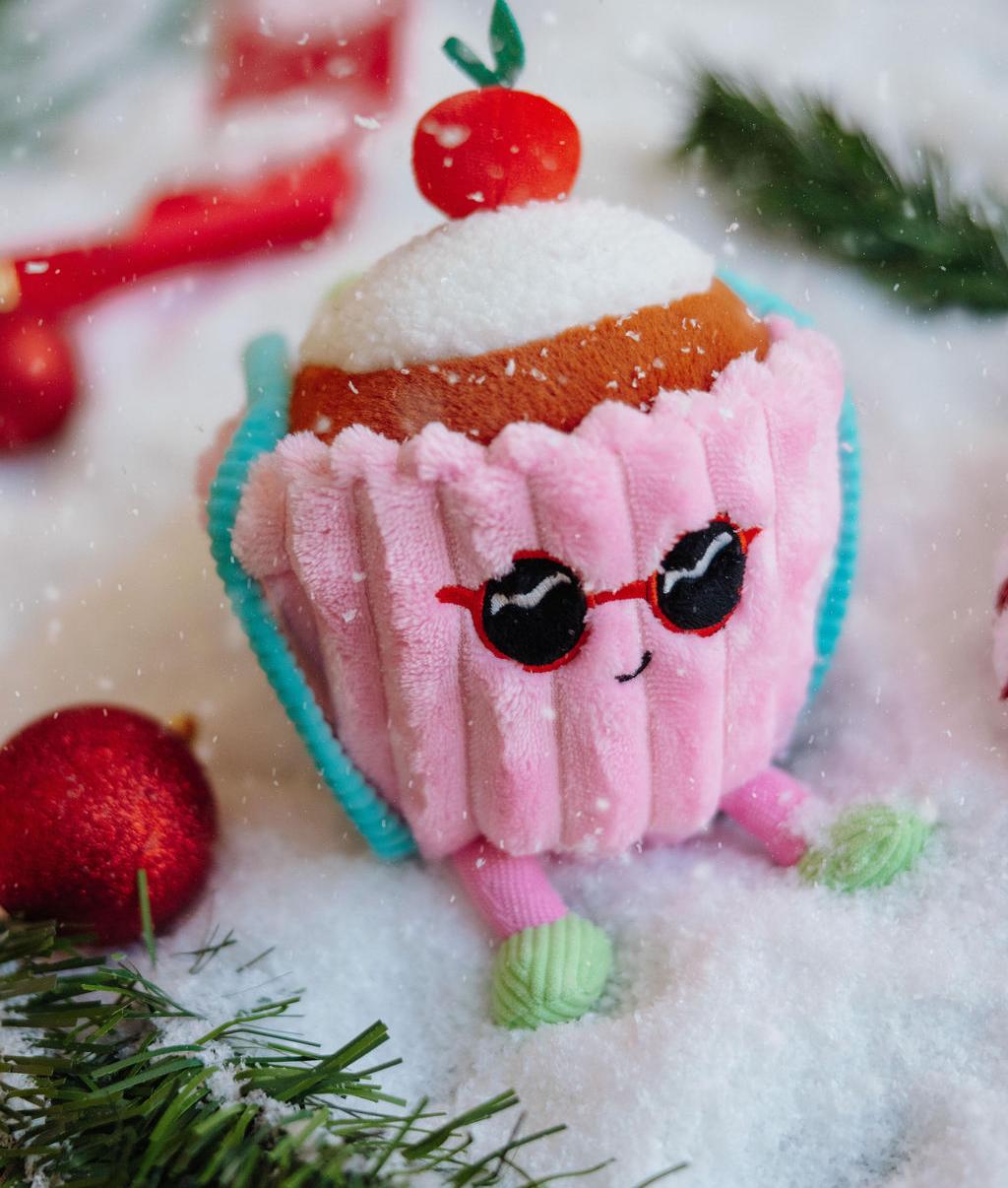 Peluche infantil rosa em forma de bolo com cereja e rosto sorridente Hello Hossy