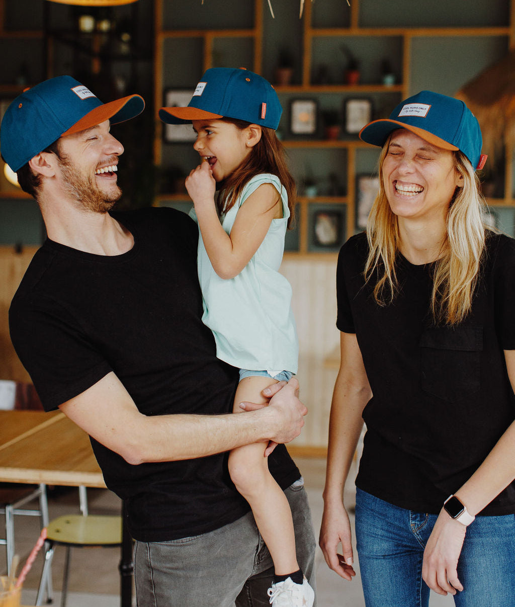 Boné azul com pala curva usado em família Hello Hossy