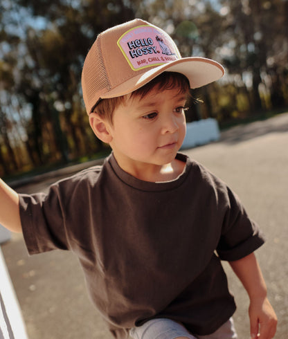 Boné infantil castanho com pala curva e patch Hello Hossy