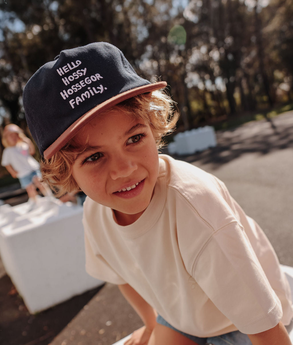 Boné infantil azul e castanho com bordado Hello Hossy Hossegor Family Hello Hossy