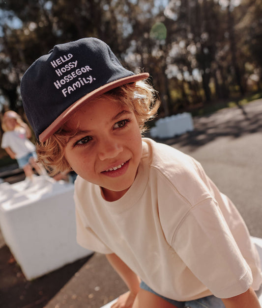 Boné infantil azul e castanho com bordado Hello Hossy Hossegor Family Hello Hossy