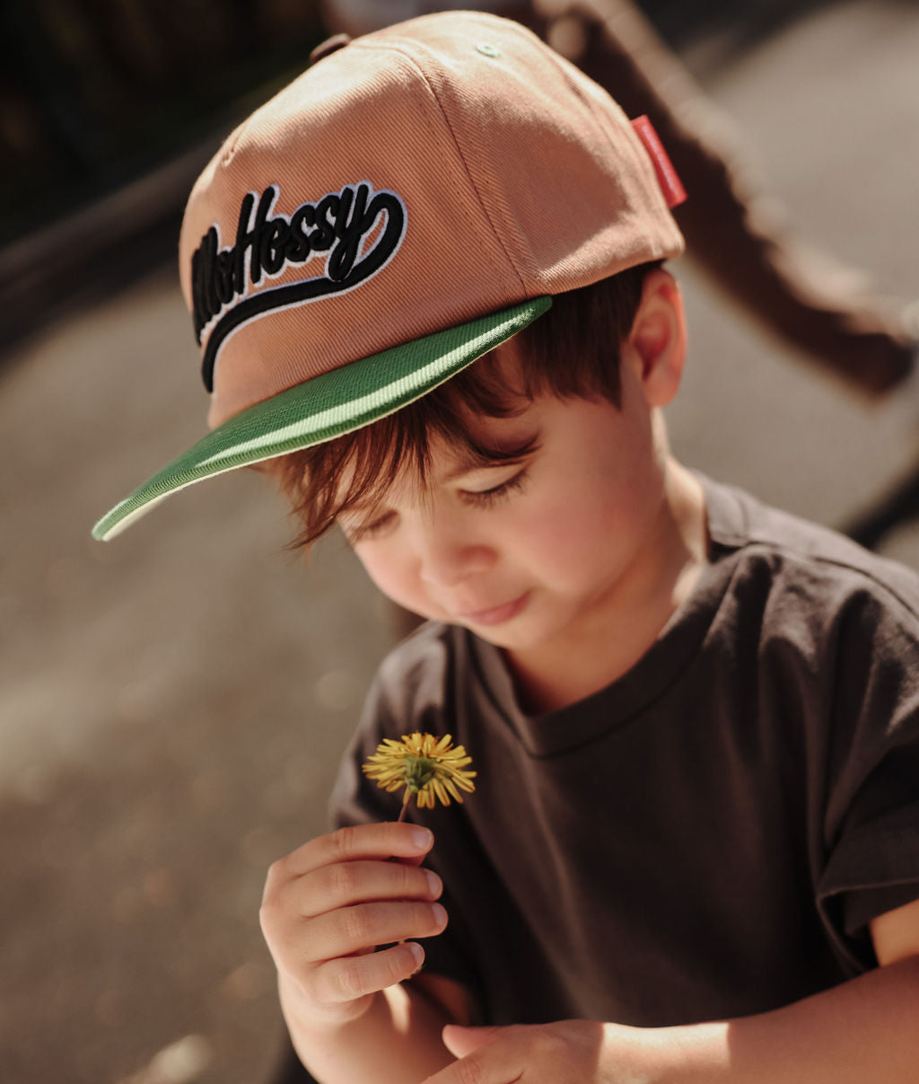 Boné infantil castanho com pala verde e bordado Hello Hossy