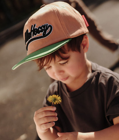 Boné infantil castanho com pala verde e bordado Hello Hossy
