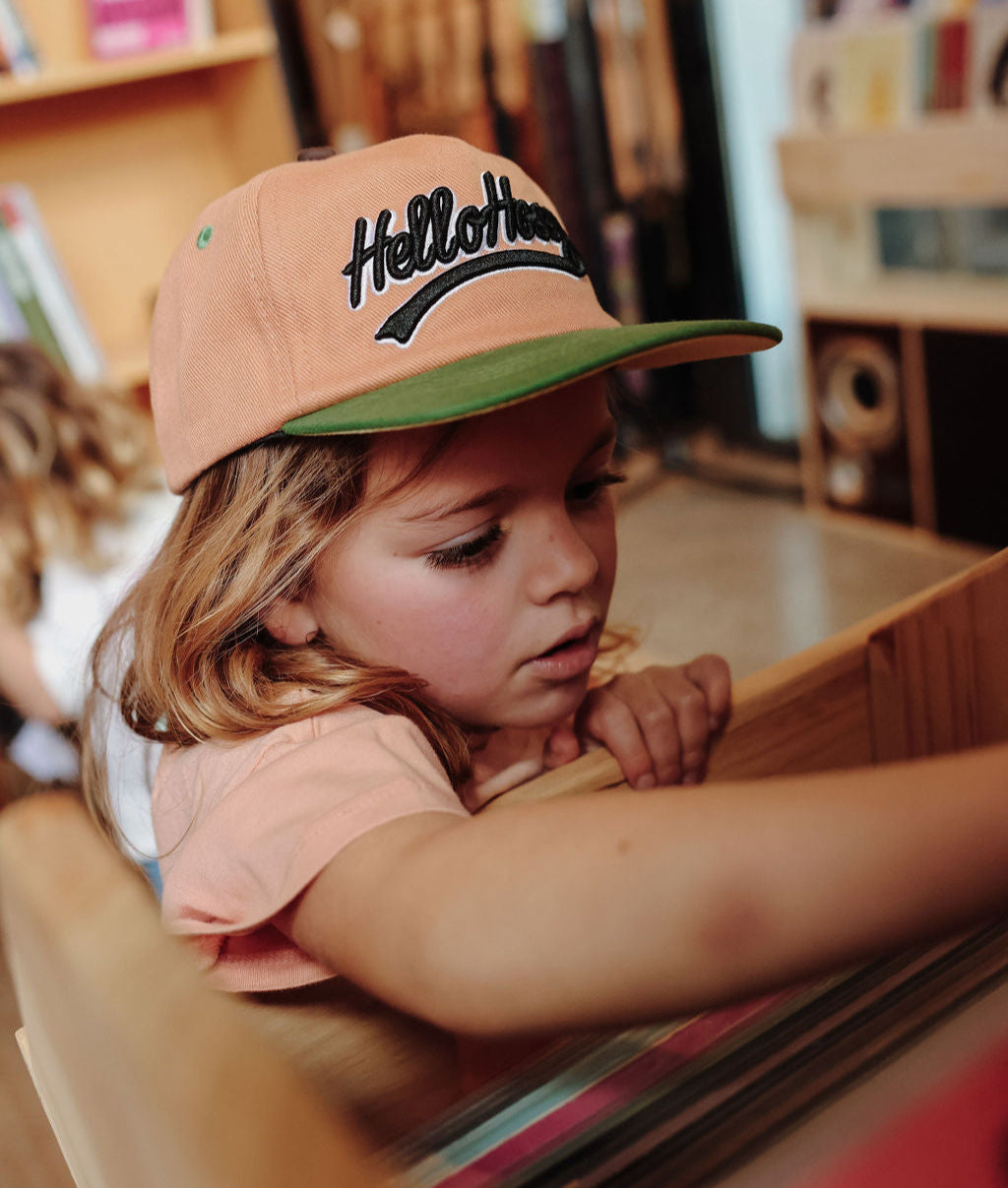 Boné infantil castanho com pala verde e bordado Hello Hossy
