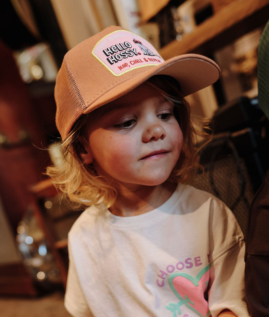 Boné infantil castanho com pala reta e patch Hello Hossy
