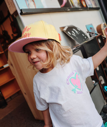 Boné infantil amarelo com pala reta rosa e bordado Hello Hossy