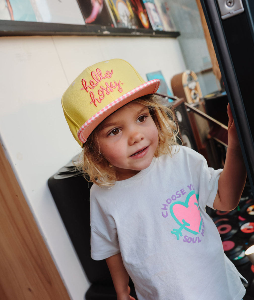 Boné infantil amarelo e rosa, pala reta, bordado Hello Hossy