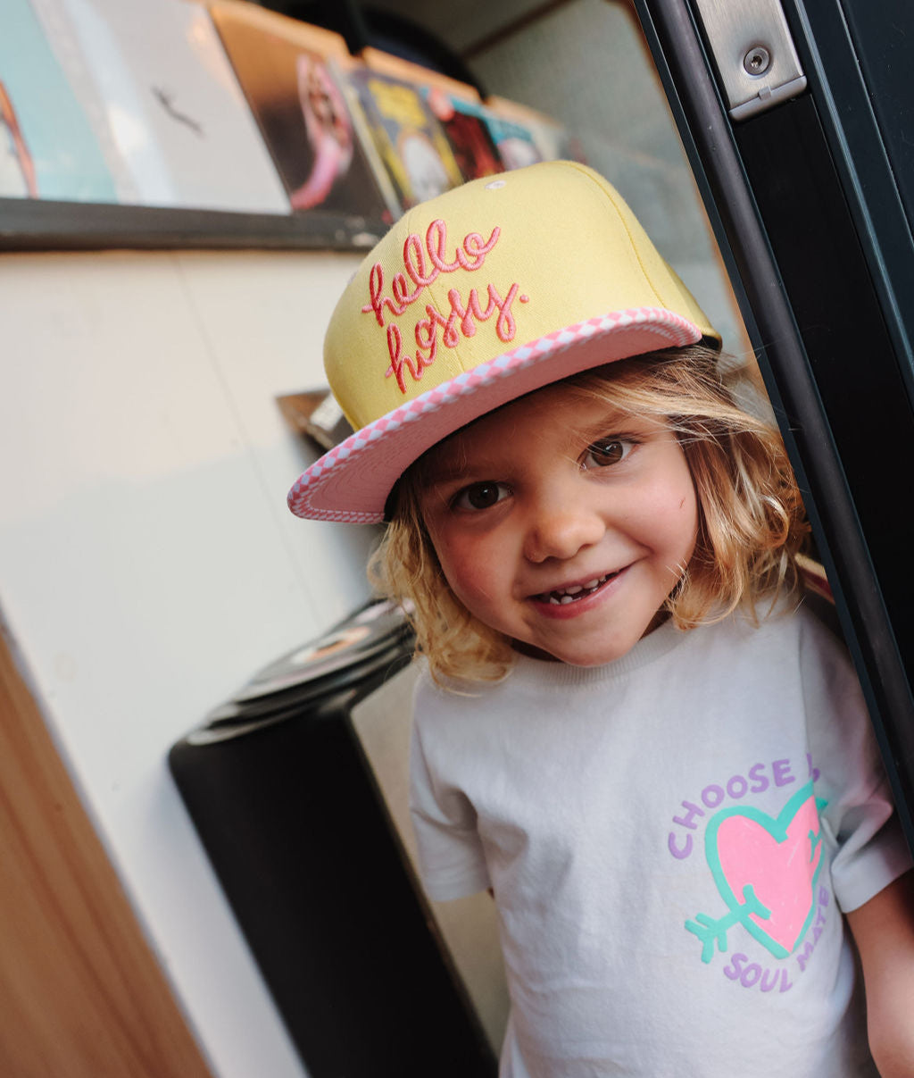 Boné infantil amarelo com bordado rosa, pala reta Hello Hossy