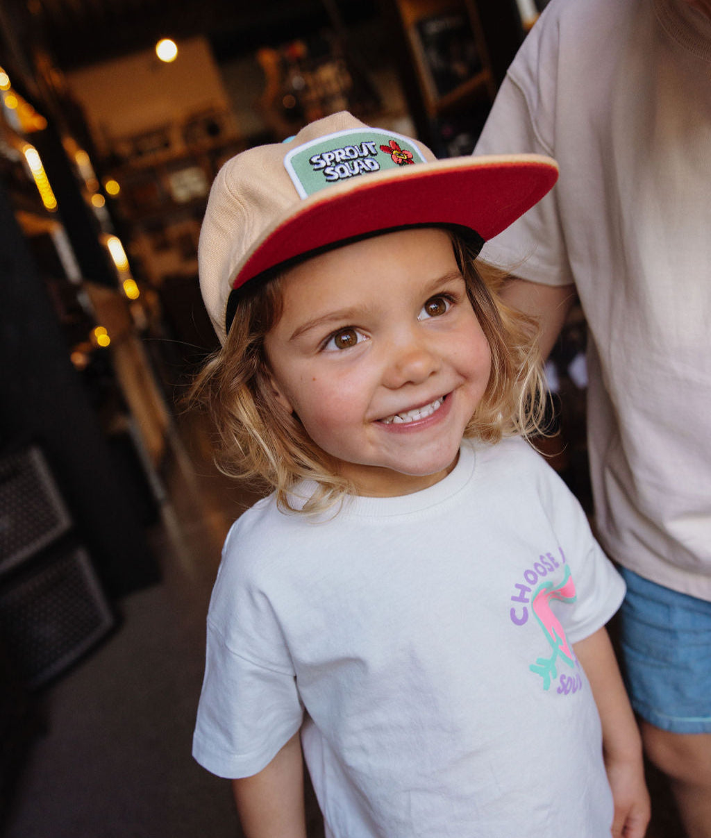 Boné infantil creme, pala reta, patch colorido Hello Hossy