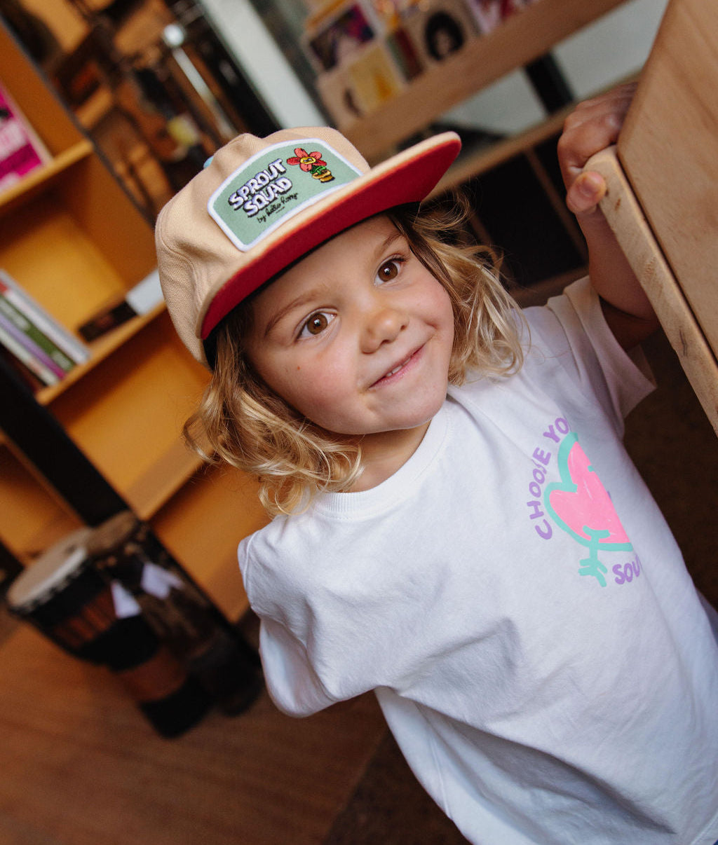 Boné infantil creme, pala reta, patch colorido Hello Hossy