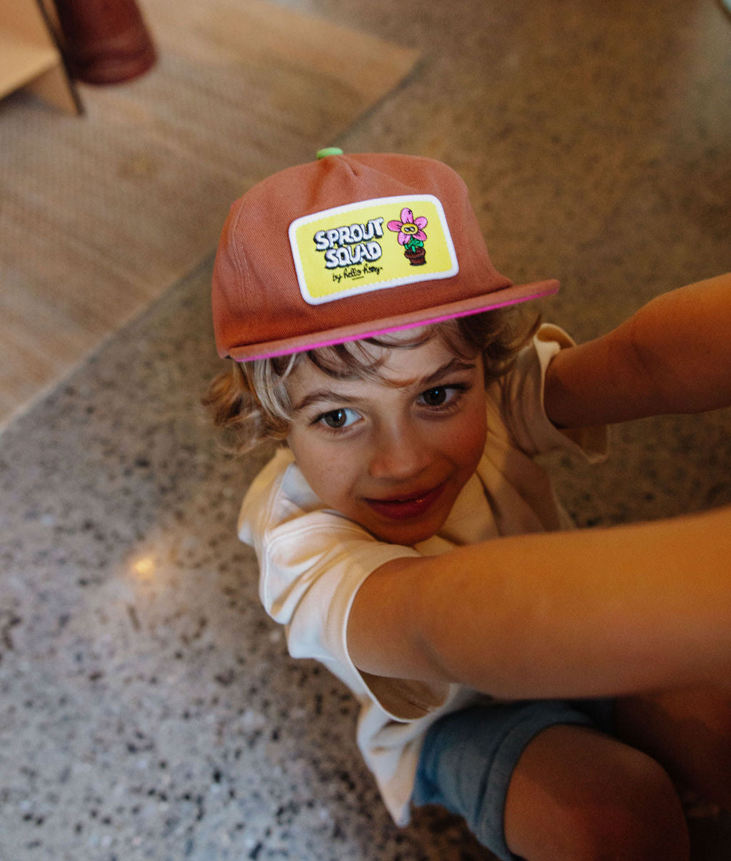 Boné infantil castanho, pala reta, patch amarelo Hello Hossy
