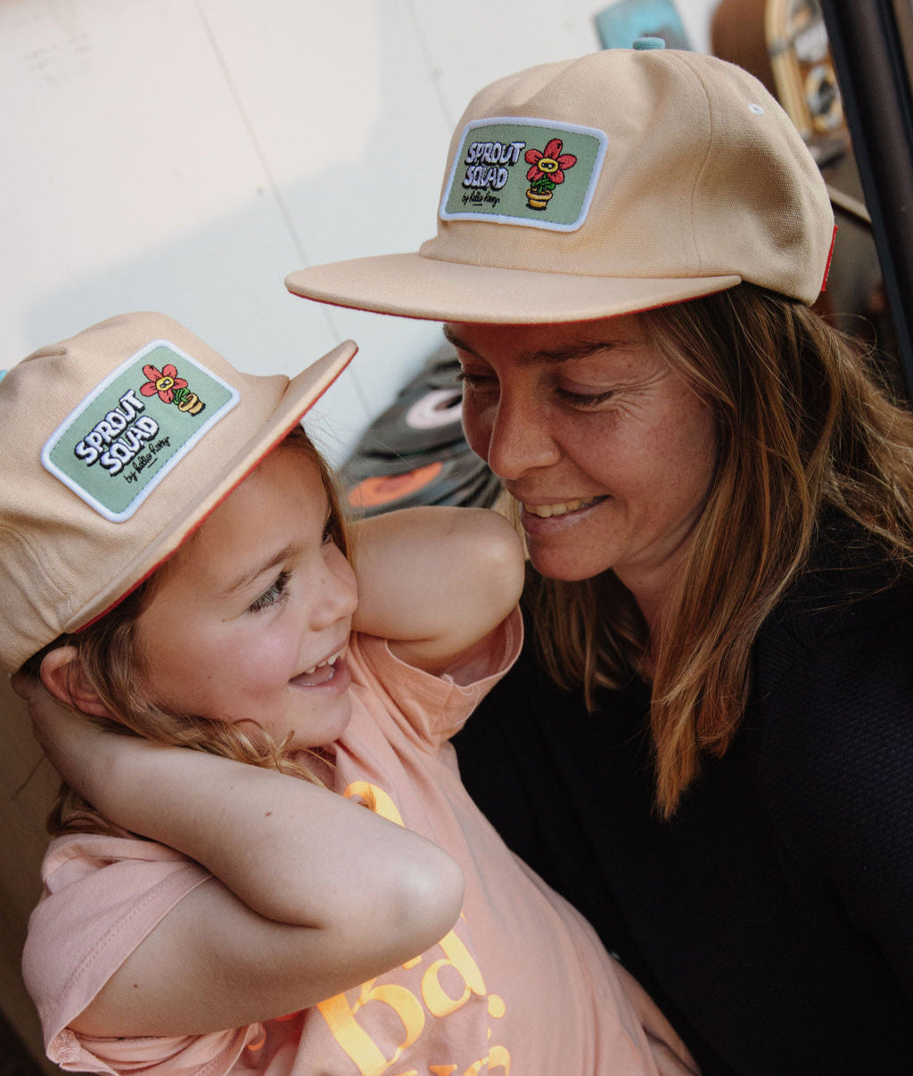 Duo mãe e criança com bonés creme, patch de flores Hello Hossy