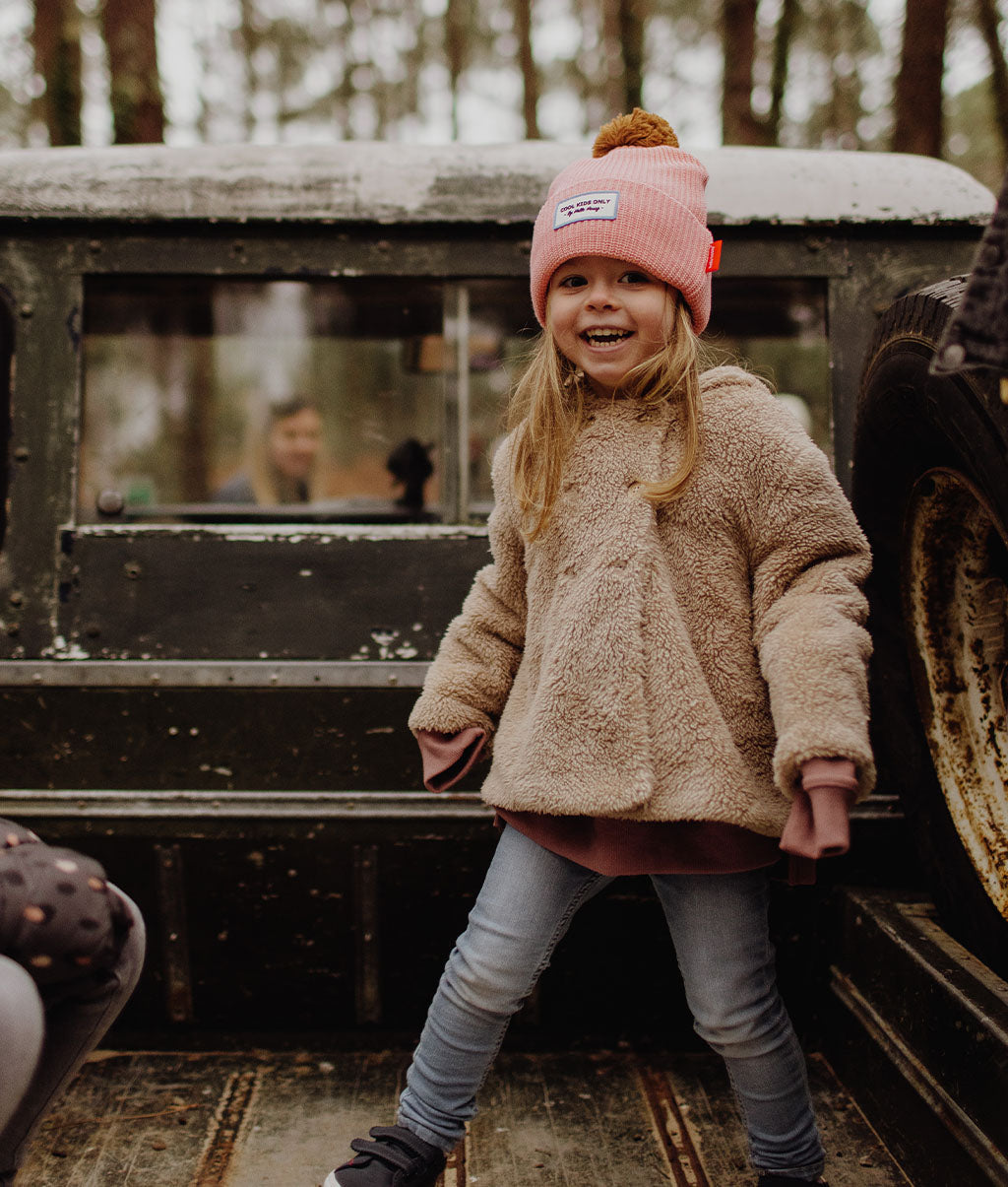 Gorro infantil rosa com pompom bege e etiqueta Hello Hossy