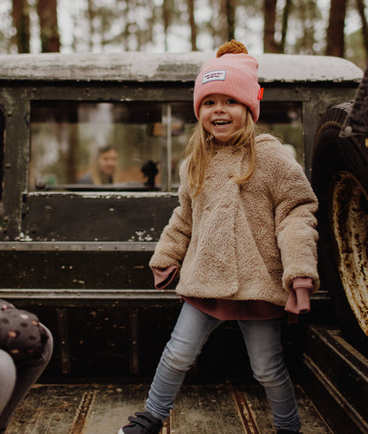 Gorro infantil rosa com pompom bege e etiqueta Hello Hossy