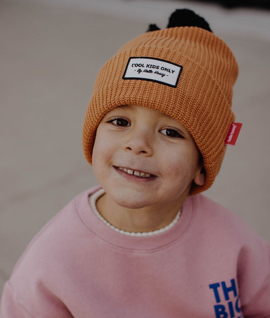 Gorro infantil castanho em malha canelada, etiqueta bordada Hello Hossy
