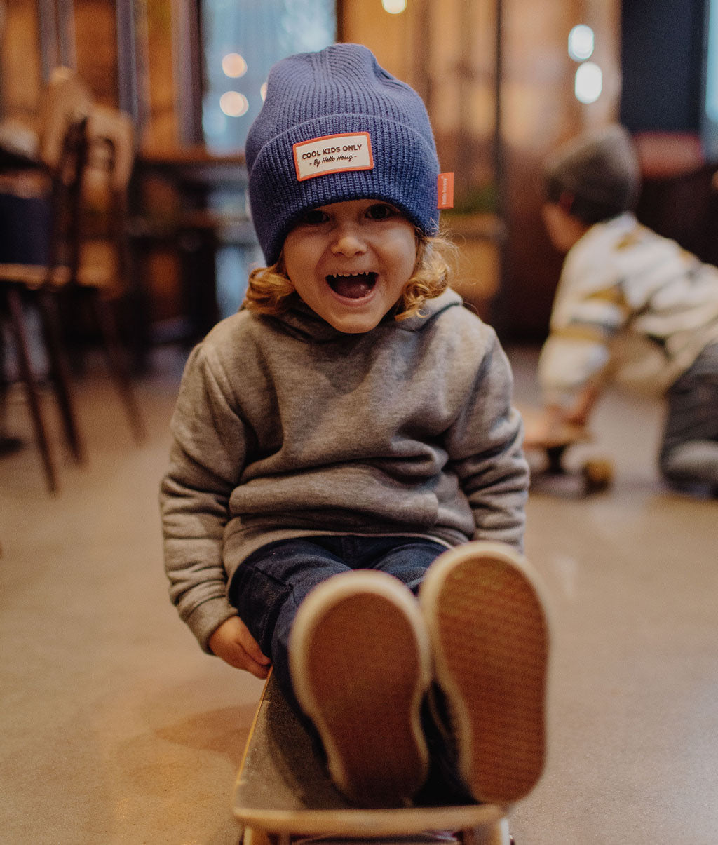 Gorro infantil azul com bordado à frente em algodão canelado Hello Hossy