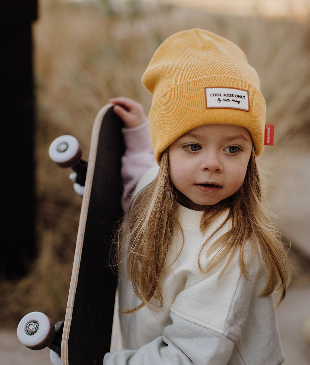 Gorro infantil amarelo com etiqueta cosida e aba dobrada Hello Hossy