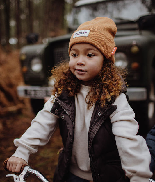 Gorro infantil castanho com bordado escrito Hello Hossy