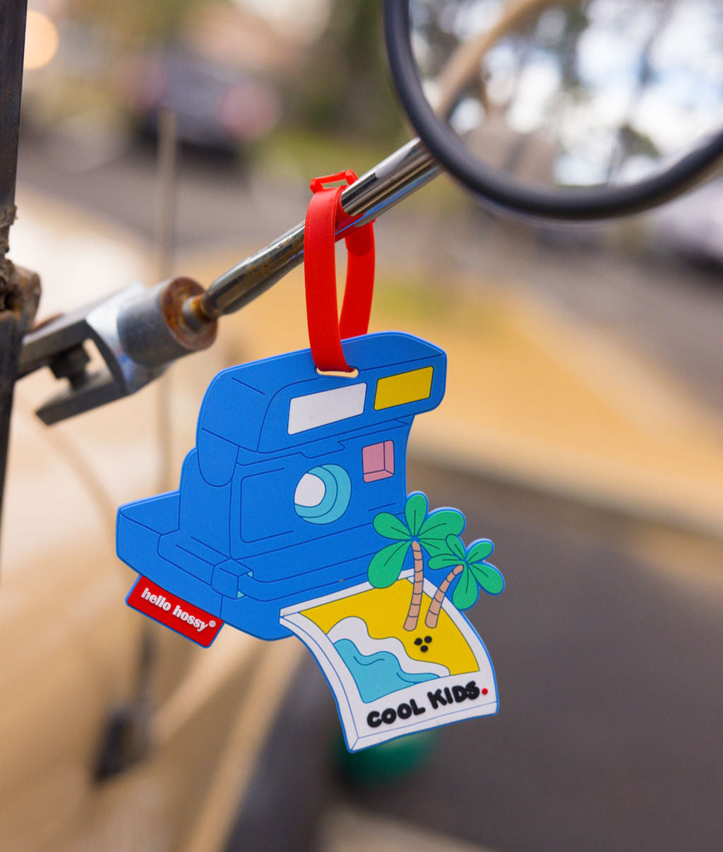 Etiqueta de bagagem infantil azul em forma de máquina fotográfica com padrão de palmeira Hello Hossy