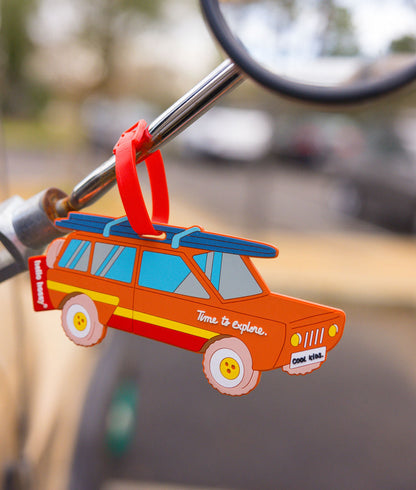 Etiqueta de mala de viagem infantil laranja e vermelha com padrão de carro Hello Hossy