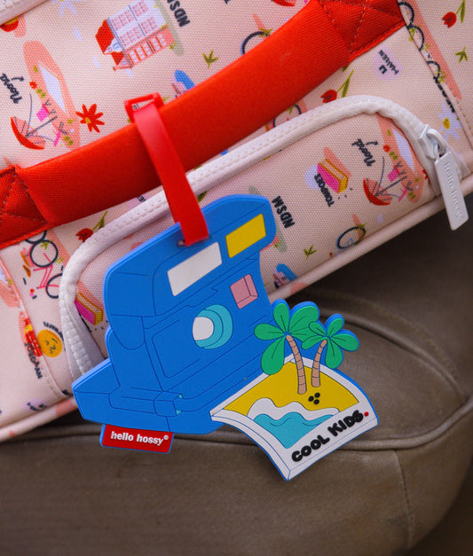 Etiqueta de bagagem infantil azul com padrão de máquina fotográfica e ilha Hello Hossy